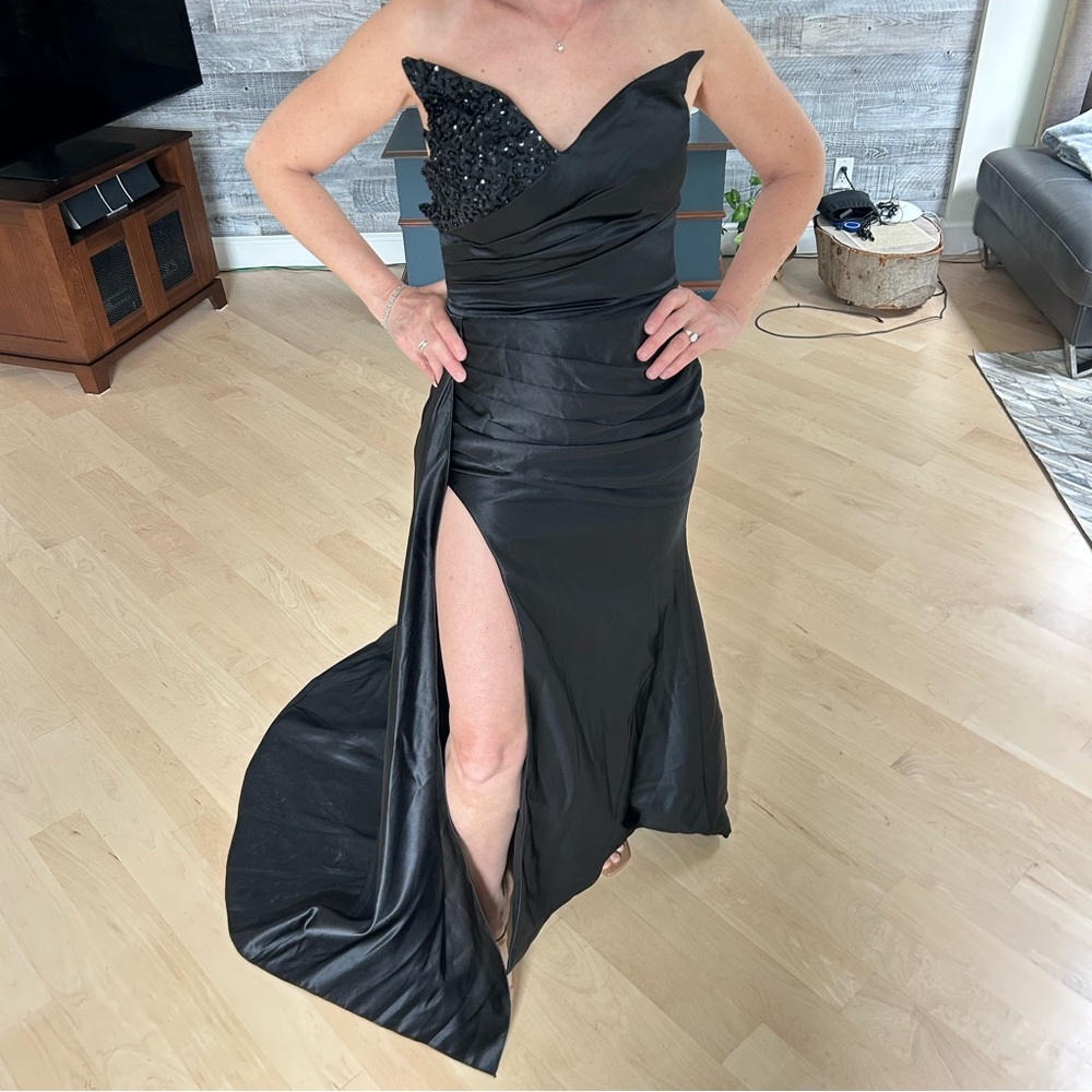 Elegant Black Strapless Evening Gown with Beaded Bodice